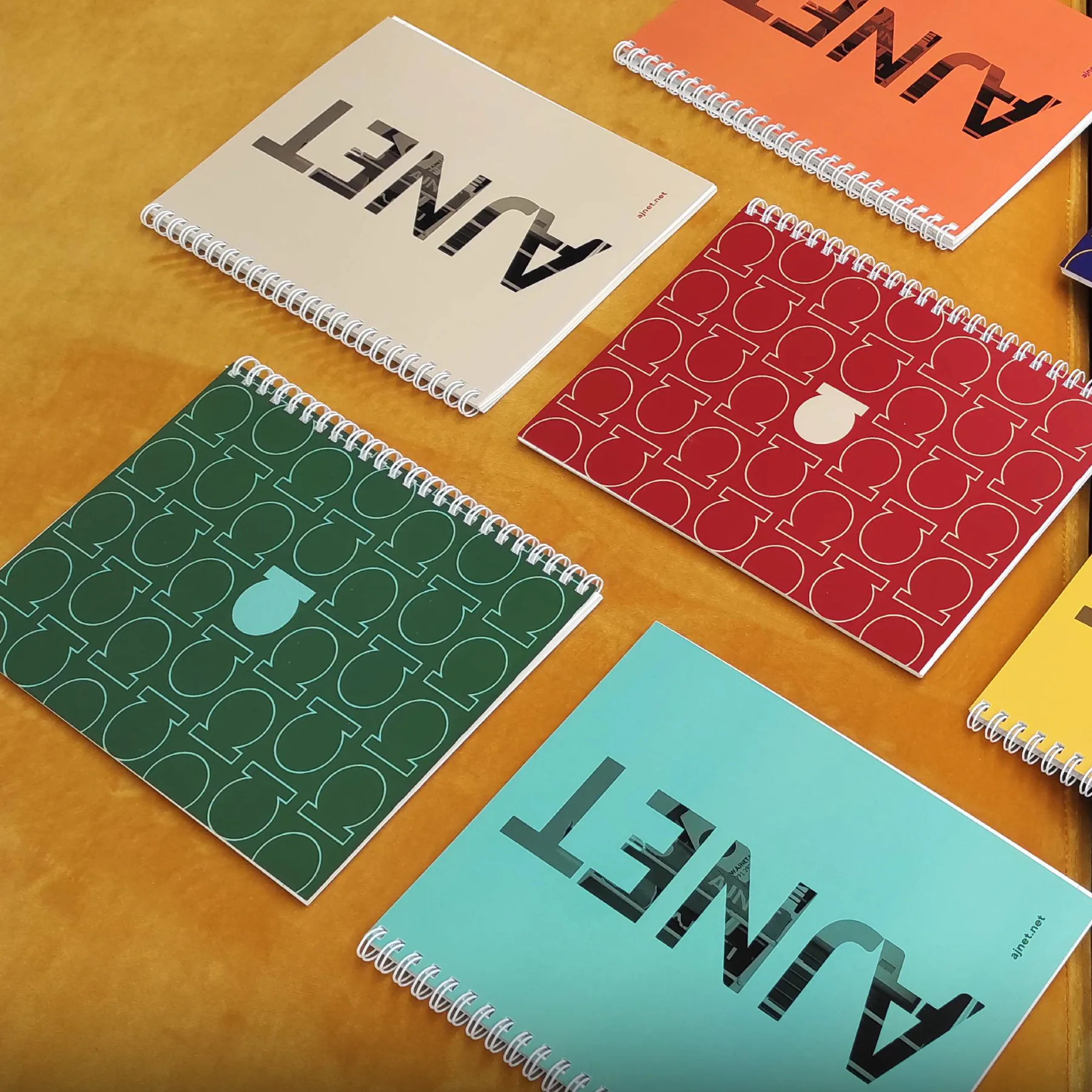 Carnets AJNET avec couvertures colorées et spirale